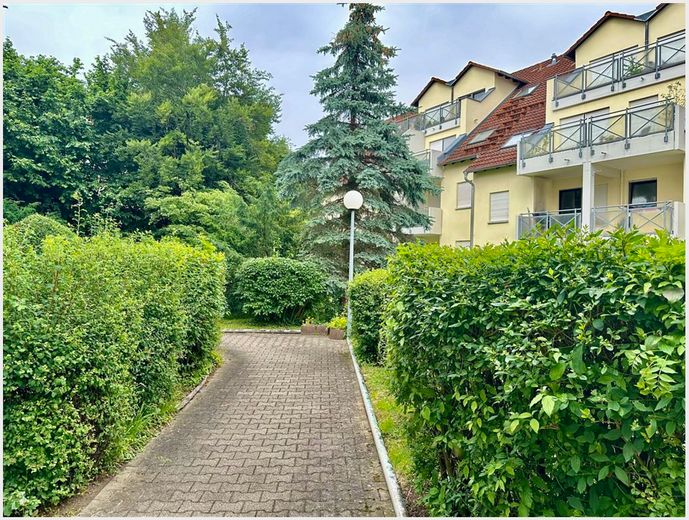 High-quality renovated 2.5-room apartment with balcony & underground parking space in Böblingen – Zugang zum Haus
