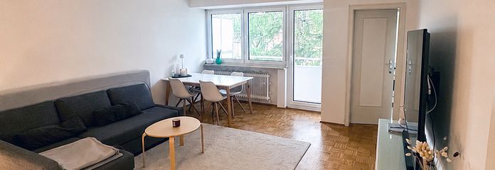 Wohnzimmer mit Balkon