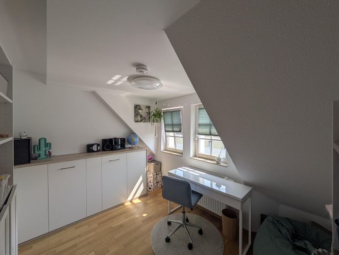 Dachgeschosswohnung mit Loggia | Einbauküche | Seenähe | bezugsfrei | provisionsfrei – Foto 9