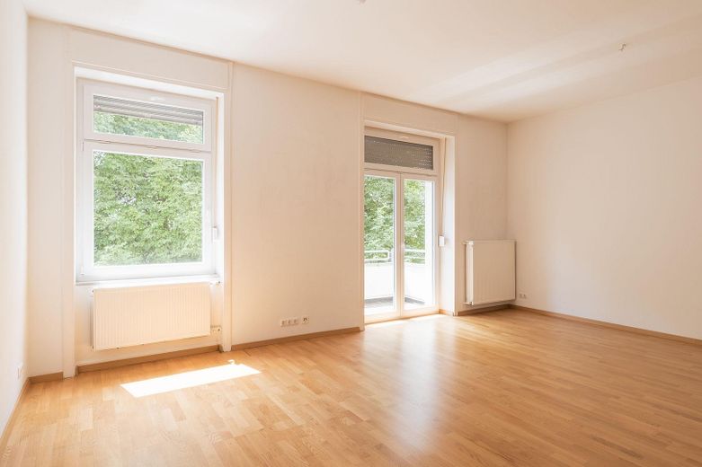 Élégant et paisible au cœur de Wiesbaden : spacieux appartement ancien avec quatre balcons – Wohnzimmer