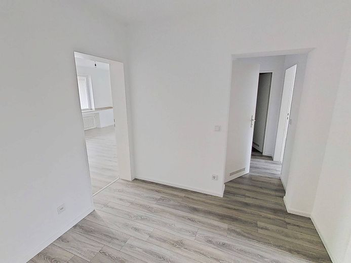 Moderne 3-Zi.-Whg. mit BALKON in Duisburg-Marxloh – Flur