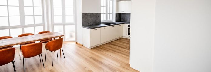 व्यापक आधुनिकीकरण के बाद पहली बार रहने के लिए | 2 कमरे, 36 m² की खुली रसोई-सहित बैठक, छत – Wohnküche mit Einbauküche