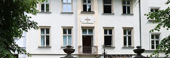 Historisches Wohn- und Geschäftshausensemble mit Gästehaus in Berlin-Mitte – Sophienstraße – Vorderhaus Straßenansicht