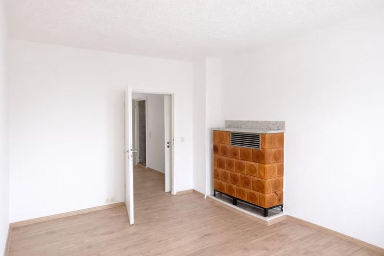 Wohn-/Schlafzimmer 1 zur Stadt