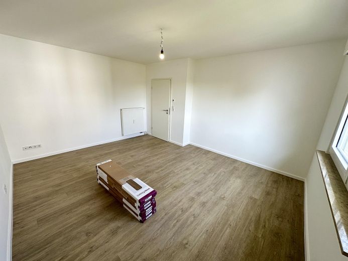 Hochwertig sanierte 4-Zimmer-Maisonette | 110 m² | 2 Bäder | Balkon | ruhige Lage an den Mainwiesen – Schlafzimmer OG