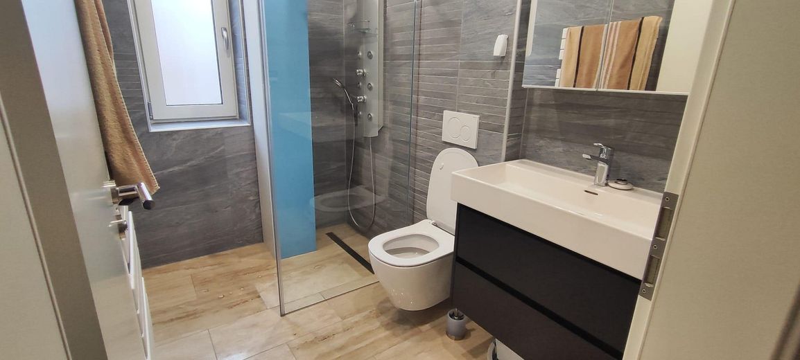 Bad 2 mit Dusche