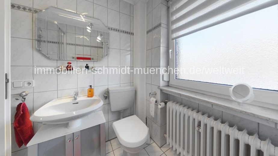 Großzügiges Zweifamilienhaus in Fuldatal - Perfekt für große Familien &amp; Mehrgenerationen – Badezimmer OG