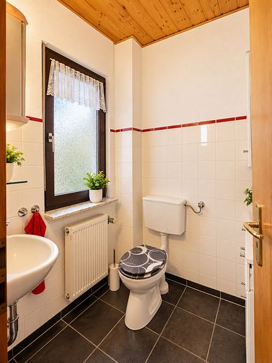 Detached single-family house with garden, balcony and parking space  commission-free – Gäste WC