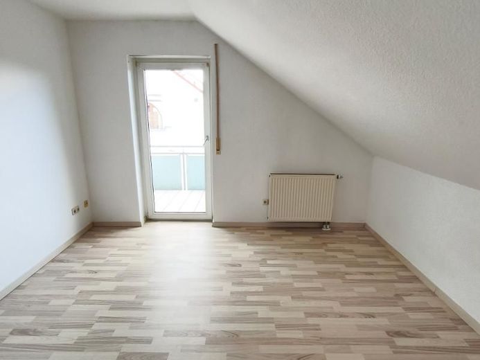 3 Zi. Wohnung (Nr. 6) im DG (2. OG) mit Balkon und Garage – Elternschlafzimmer mit Zugang zum Balkon Bild 2