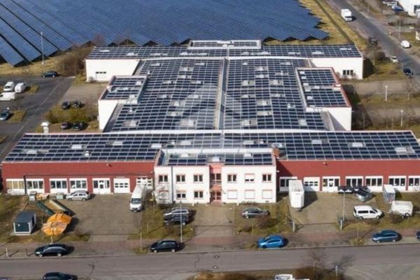 SUPERFICIES DE NAVES en el parque empresarial Leipzig-Airport con aprox. 2.340 m²
