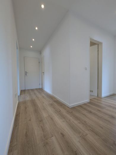 Bezugsfertige lichtdurchflutete Eigentumswohnung, 72 qm, kernsaniert – Flur