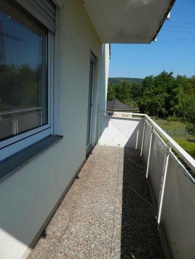 Frisch renovierte 3-Zimmer-Wohnung mit Balkon, Loggia &amp; saniertem Bad im gepflegten Zweifamilienhaus – Loggia Bild 1
