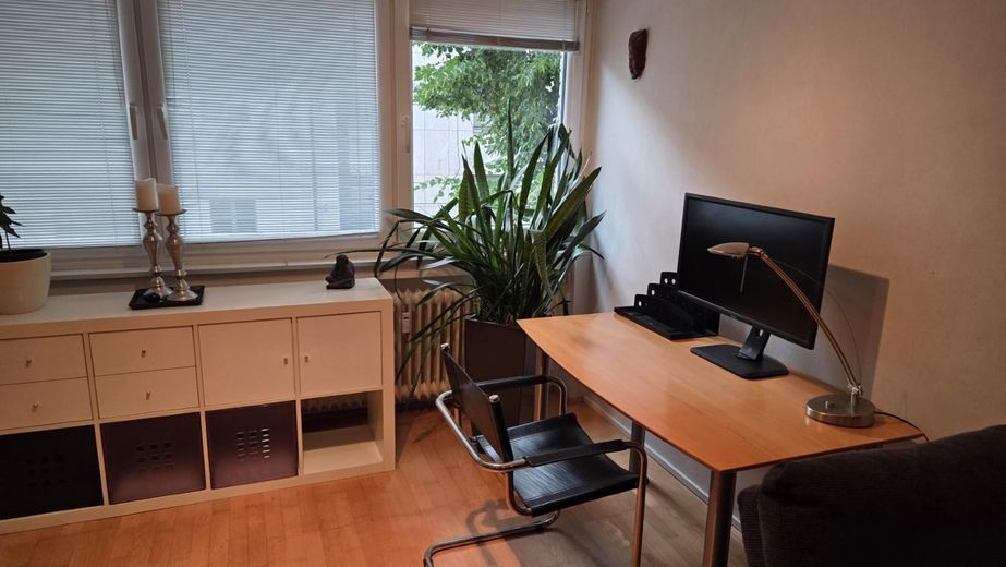 Vivienda moderna en Unterbilk: elegante apartamento con plaza de garaje subterráneo. – Arbeitsplatz am Fenster mit Bl