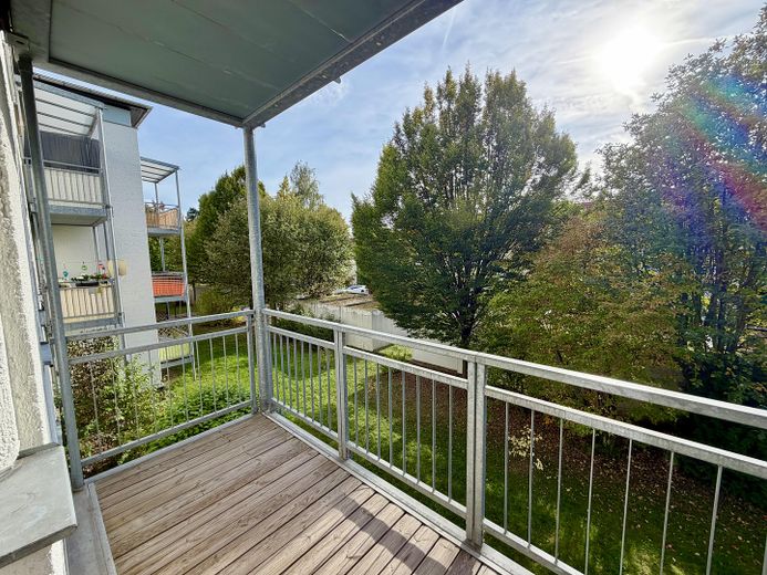 2-Raum-Wohnung mit Balkon & Badewanne - WG geeignet - Parkett-Fußboden – Ausblick vom Balkon