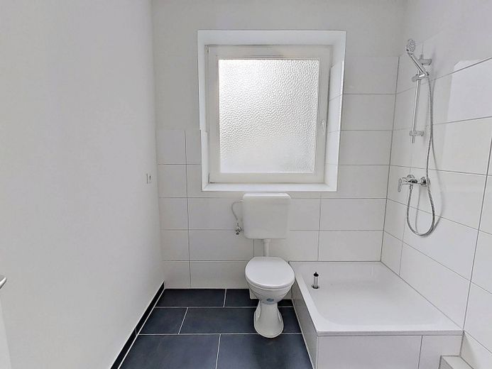 Moderne 2-Zimmer-Wohnung mit BALKON und einer durchdachten Raumaufteilung – Ansicht I: Bad