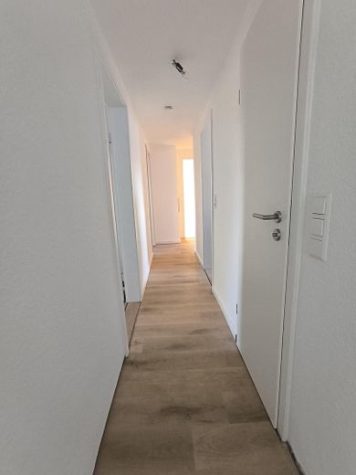 Ihr neues Zuhause: 3 Zimmer, frisch kernsaniert, modern & absolut ruhig gelegen! – Flur