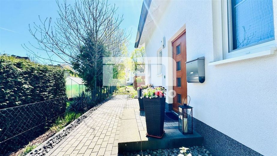 Modernes Familienglück nahe KfW 55-Standard mit Terrasse, Carport und Parkplatz – Zugang / Haupteingang