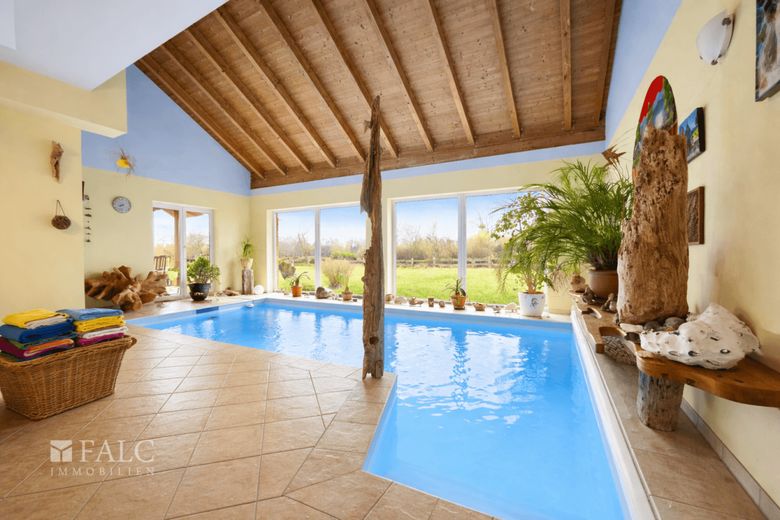 Exklusives Anwesen mit Innenpool, Galerie und unverbaubarem Naturpanorama – beheizter Pool EG
