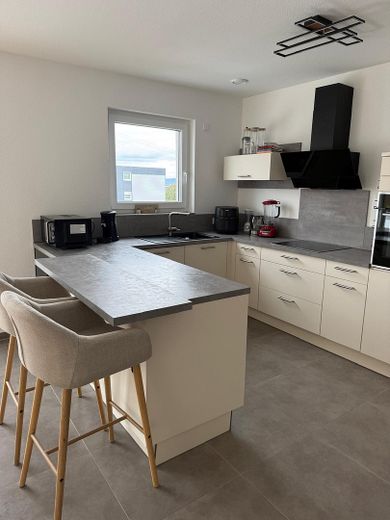 Moderne Neubau-Wohnung für Singles und Paare – Einbauküche mit Theke
