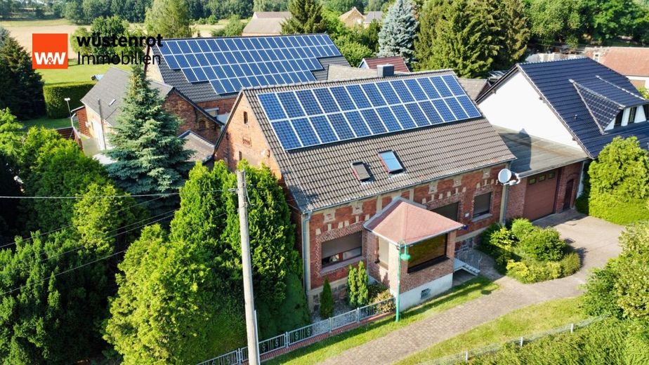 Wohnoase mit Einliegerwohnung und Pferdehof. Rentable Einnahmen von ca. 1000 EUR mtl. durch PV-Anlage! – Ansicht Front