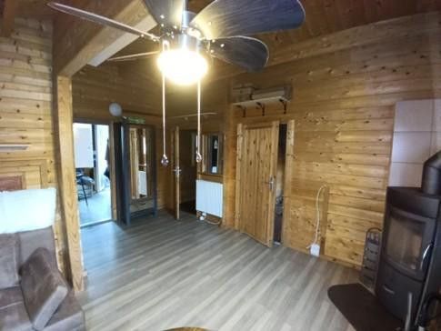 Ruhig, sicher und abseits von einer Stadt: Holzhaus Luxuslage im Wald eingebettet zwischen 3 Seen – Wohnzimmer