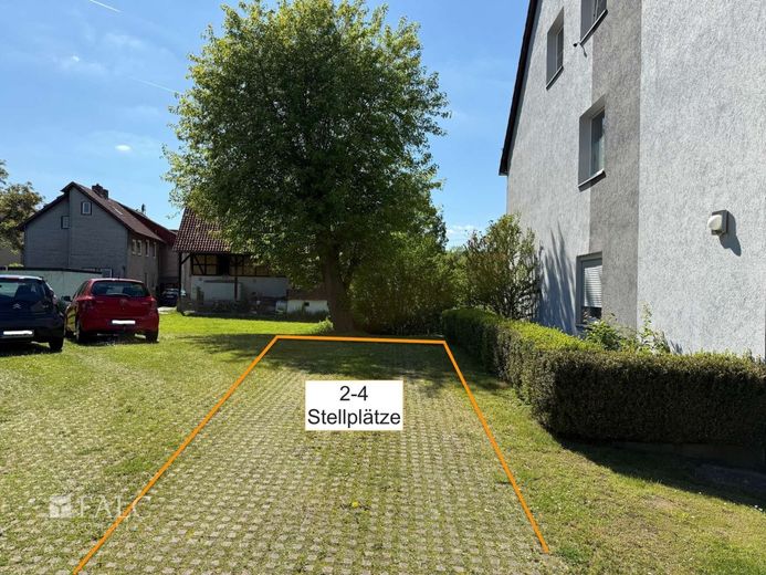 ***Elliehausen - Großzügige 4 Zimmer Dachgeschosswohnung mit Außenstellplätzen*** – Parkplatz