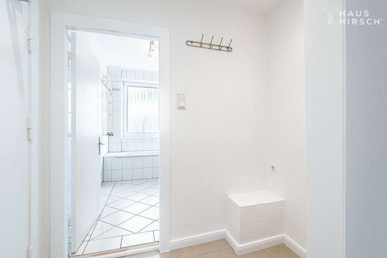 Gut angebundene Zweizimmerwohnung in der "Stradellakehre" – Eingangsflur Blick Badezimmer