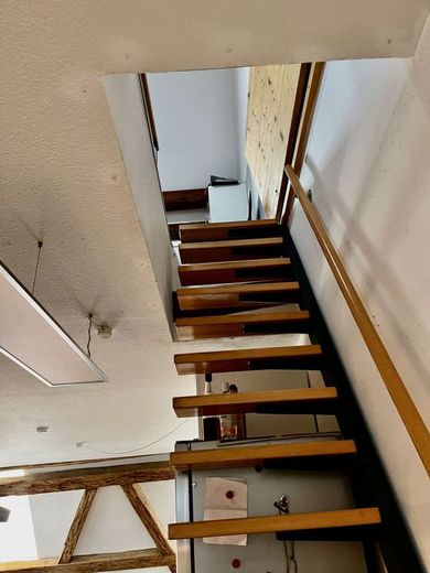 Kapitalanleger gesucht ! Schöne Dachgeschosswohnung  im Denkmal mit zauberhaftem kleinen Garten – Schick eingepasst, eine schmale Treppe führt zum zweiten Dachgeschosszimmer