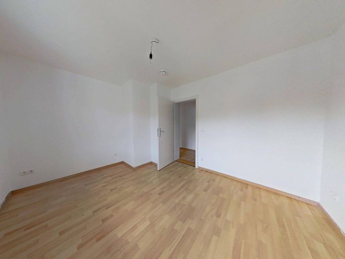 Reinkommen und Wohlfühlen: 3-Zimmer-Wohnung mit neuem Badezimmer und Balkon – Ansicht II: Zimmer