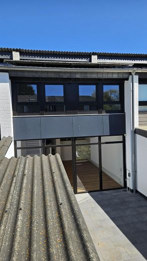 Neuwertiges Reihenmittelhaus mit PV-Anlage, Fußbodenheizung, neuem Dach, eigenem Garten & Garage – Terrasse + Garten