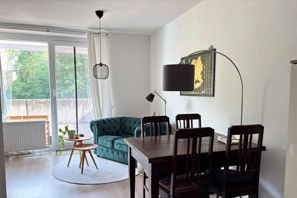 Helle 1-Zimmer-Wohnung mit großem Balkon, Einbauküche & Stellplatz in zentraler Lage