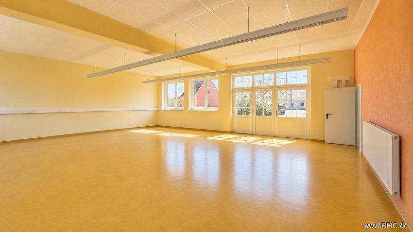 Großzügige Büro- / Praxisfläche auf zwei Ebenen in ruhiger Lage von Moorenweis – Halle im EG