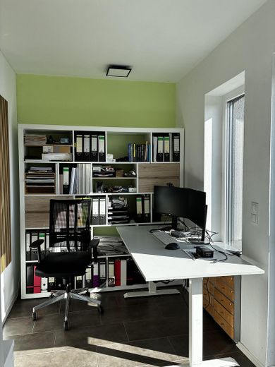 Casa moderna con un gran jardín – Homeoffice
