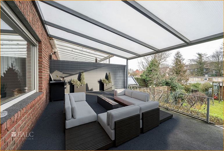 IIdyllisches Familiennest: Ihr Zuhause mit weitläufigem Garten – Überdachte Terrasse