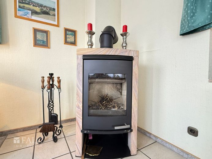***Blick auf die Burg Plesse - Haus mit Doppelgarage und üppiger Terrasse in Eddigehausen*** – Kamin
