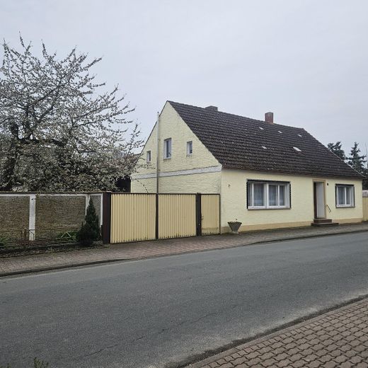 Hofanlage mit Wohnhaus, Scheune & ca. 5.000 m² Land – provisionsfrei – Hauseingang mit Vordach