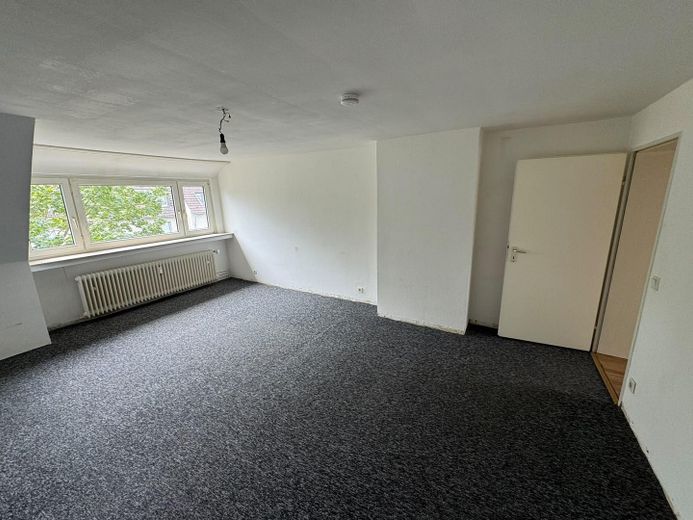 Gemütliches Zuhause für die ganze Familie – helle 3,5-Zimmer-Dachgeschosswohnung in Essen-Borbeck – großes Wohnzimmer 2