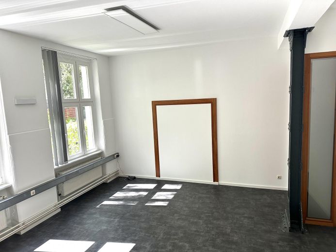 Piękne, jasne biuro, w tym prąd, z widokiem na ogród, własną toaletą, korzystaniem z sali konferencyjnej ... – Büro 