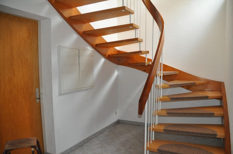 Charmantes Einfamilienhaus in idyllischer Lage, provisionsfrei ! – Treppe von EG ins UG