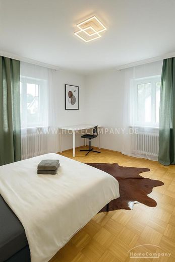 Voll möblierte Wohnung mit 5 Schlafzimmern, Balkon und Parkplatz in Höhenkirchen-Siegertsbrunn – ideal für WGs oder Familie – f81793915731b333ee31e8e5d07fbbd405a7ea26.jpg