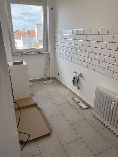 Weiße Hochglanz EBK folgt