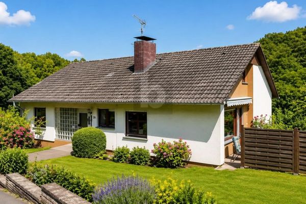 FAMILIENFREUNDLICH  DOPPELGARAGE  GARTEN