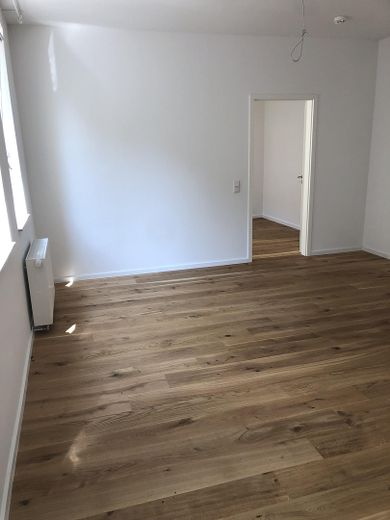 Stilvoll kernsanierter 2-Zi-Altbau – Wohnzimmer