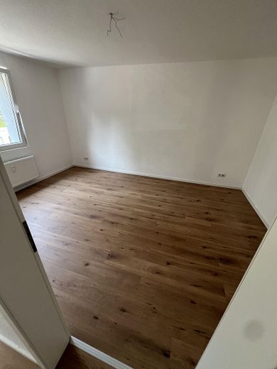 Frisch renovierte/sanierte, helle 2-Zimmerwohnung m. Wohnküche + Tageslicht-Duschbad – Schlafzimmer