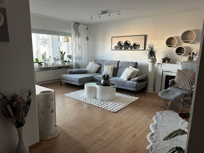 Move in and feel at home - modern 3.5-room apartment with 87 m², glazed loggia, elevator & underground parking – Photo 1