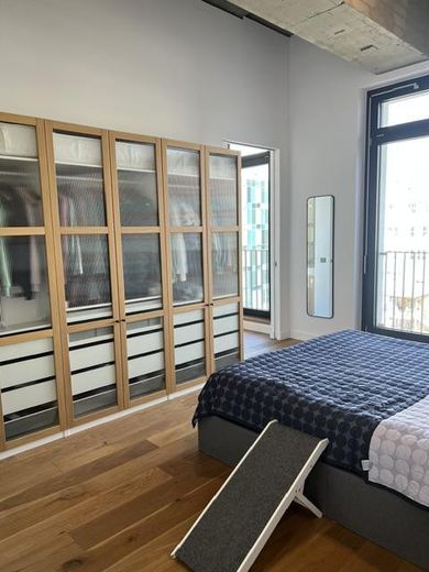 Viel Platz für den Alltag in dieser modernisierten 4-Zimmer-Loftwohnung in Lichtenberg – Schlafzimmer