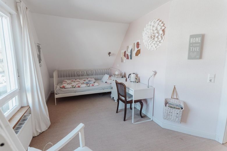 Field-edge location & sunset, detached single-family house with 224 sqm and PV system – Zimmer zur Straße (Ost)