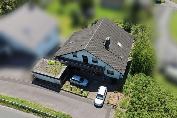6,57 % Rendite, provisionsfrei! 2 bis 3-Familienhaus in erhöhter Lage mit Siegtalblick