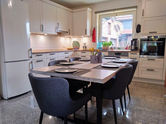 neuwertige Landhausküche