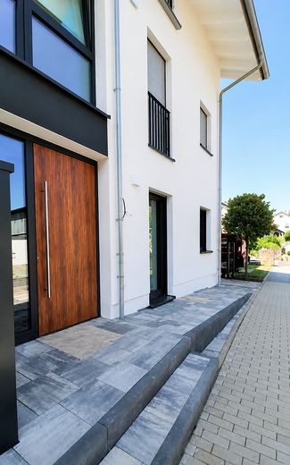 Alternative zum Reiheneckhaus – Terrassenwohnung mit Neubaukomfort – Ansicht Hauseingang